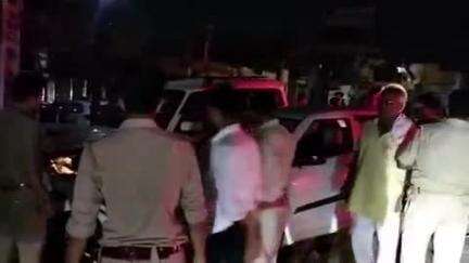 हाथरस: मुरसान गेट चौराहे पर शिफ्ट और स्कॉर्पियो कार की टक्कर में दोनों कारें क्षतिग्रस्त, सूचना पर पहुंची पुलिस