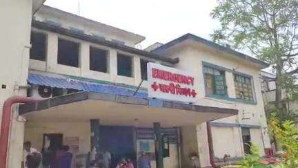 খড়গপুর ১: খড়্গপুরে ৬০ নম্বর জাতীয় সড়কে দুর্ঘটনায় আহত এক শ্রমিক, আহতকে হাসপাতালে দেখতে inttuc সভাপতি