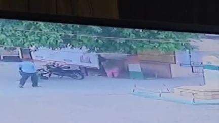 धनौरा: गजरौला ब्लॉक के पास महिला से मोबाइल और पैसे छीनकर भागे दो युवक, घटना सीसीटीवी कैमरे में कैद, वीडियो वायरल