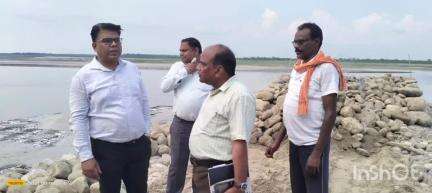 कलीनगर उप जिलाधिकारी कलीनगर ने पिचिंगका कार्य किया जा रहा है उसमें ग्रामीणों ने उपजिला अधिकारी से की थी शिकायत कहा था घट