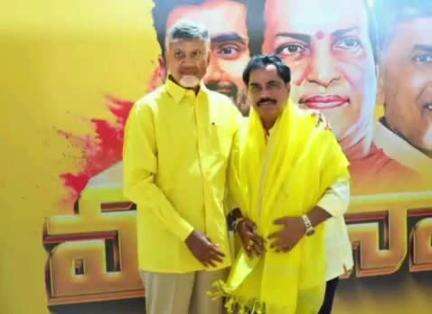 కళ్యాణదుర్గం: కడపలో మహానాడులో కళ్యాణదుర్గం ఎమ్మెల్యే సురేంద్రబాబును సన్మానించిన ముఖ్యమంత్రి చంద్రబాబు నాయుడు