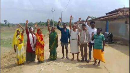 दुधि: बभनी गांव के खैर टोला से डगडउआ टोला विद्यालय संपर्क मार्ग की मरम्मत की मांग को लेकर लोगों ने किया प्रदर्शन #jansamasya