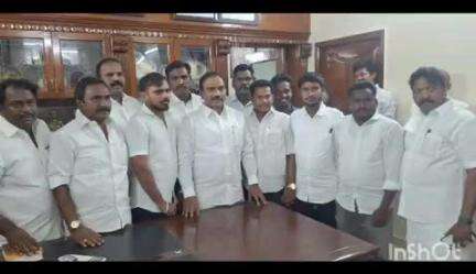 பெரம்பலூர்: இளைஞரணி புதிய நிர்வாகிகள் திமுக மாவட்ட அலுவலகத்தில் துணை பொது செயலாளர் ஆ.ராசாவை சந்தித்து வாழ்த்து பெற்றனர்