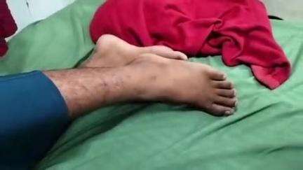 सासनी: गांव नगला जहरू में घर के बाहर टहल रहे युवक को सांप ने काटा, जिला अस्पताल में भर्ती