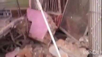 पेण्ड्रा: पेंड्रा के दुर्गा चौक में तेज रफ्तार पिकअप ने मंदिर में घुसकर तोड़ी दीवार, हादसे में टूटा गार्ड का पैर