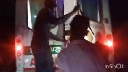 महुआडांड़: महुआडांर के मेढाढी घाटी में बारातियों से भरी गाड़ी झगड़ा मोड पर दुर्घटनाग्रस्त