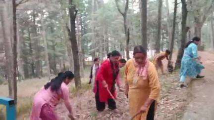 पौड़ी: महिला स्वयं सहायता समूहों ने कंडोलिया मंदिर के आसपास चलाया सफाई अभियान