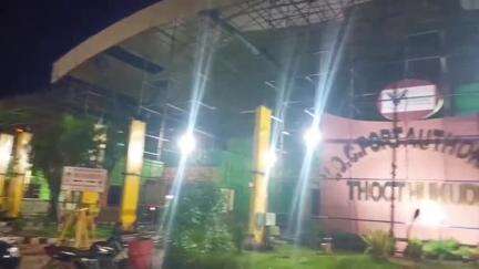 தூத்துக்குடி: துறைமுகத்திலிருந்து நிலக்கரி ஏற்றி வந்த டிப்பர் லாரி ஓட்டுனரின் அஜாக்கிரதையால் துறைமுக நுழைவு வாயில் முன்பு கவிழ்ந்து விபத்து டிரைவர் கிளீனர் படுகாயம்