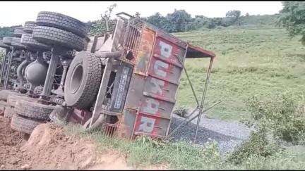 আউশগ্রাম ২: নিয়ন্ত্রণ হারিয়ে আউশগ্রামের ভেদিয়া এলাকায় উল্টে গেল পাথরবোঝাই ডাম্পার, ভাগ্যের জোরে রক্ষা পেলেন গাড়ির চালক ও হেলপার