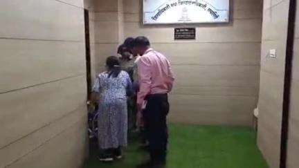 रत्नागिरी: जिंदल गॅस टर्मिनल प्रकल्प विरोधात प्रहार जनशक्ती पक्षाचे जिल्हाधिकाऱ्यांच्या केबिन बाहेर केले ठिय्या आंदोलन