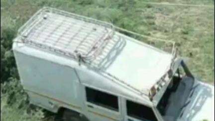 औराई: घनश्यामपुर पंचायत में पुल के पास स्कूल वाहन पलटा, चार बच्चे घायल