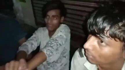 कोल: होली चौक में दुकानों के ताले तोड़ रहे 3 चोरों को स्थानीय लोगों ने पकड़ा, चोरी की घटना मोबाइल के कैमरे में कैद