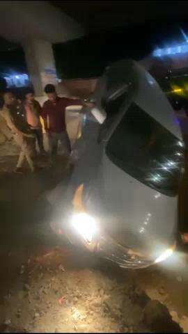 सरोजनी नगर: बंथरा क्षेत्र में सड़क पर बने गड्ढे में गिरी एक कार, पुलिस ने कार सवार की बचाई जान