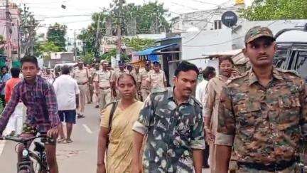 మంగళగిరి: జిల్లాలోని మంగళగిరిలో కార్డెన్ సెర్చ్ ఆపరేషన్ నిర్వహించిన లా అండ్ ఆర్డర్ అడిషనల్ ఎస్పీ రవికుమార్