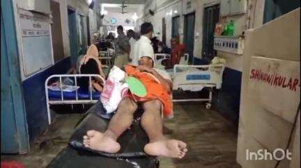 नवादा: मस्तानगंज के पास अचानक एंबुलेंस का टायर फटा, 3 लोग जख्मी, गाड़ी ट्रक में जाकर टकराई