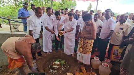திருவெண்ணைநல்லூர்: வடக்குநெமிலி கிராமத்தில் அரசு பள்ளி மாணவர்களுக்கு விலையில்லா நோட்டு புத்தகங்கள் வழங்கும் நிகழ்ச்சி உள்ளிட்ட அரசுத் திட்டப் பணிகளை மேற்கொண்ட முன்னா