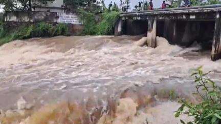 அகஸ்தீஸ்வரம்: தொடர் மழையால் நாகர்கோவில் பழையாற்றில் வெள்ளப்பெருக்கு- நீர் நிலைகளுக்கு பொதுமக்கள் செல்ல வேண்டாம்