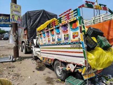 बस्ती: बड़ेबन के पास ट्रक ने आम लदे पिकअप को टक्कर मारी, टक्कर से पिकअप अनियंत्रित होकर दूसरे ट्रक से टकराई