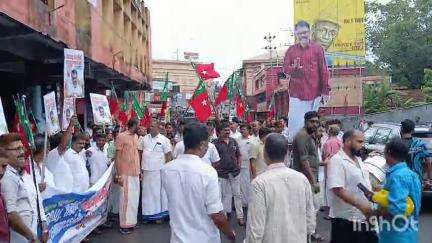 നിലമ്പൂർ: ഉപതിരഞ്ഞെടുപ്പ്, എസ്.ഡി.പി.ഐ സ്ഥാനാർത്ഥി സാദിഖ് നടുത്തൊടിക്ക് ടൗണിൽ സ്വീകരണം നൽകി