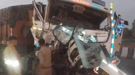 शाहजहांपुर: रोजा के जमुका पुल के पास बस को ट्रक ने पीछे से मारी टक्कर, ट्रक चालक हुआ घायल
