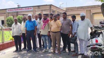 खलीलाबाद: भिरवा गाव के दर्जनों ग्रामीण नई रेलवे लाइन में जमीन जाने का मुवाज़ा न मिलने से परेशान होकर dm को दिया पत्र #jansamasya