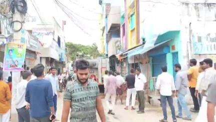 గిద్దలూరు: గిద్దలూరు  పొట్టి శ్రీరాముల సెంటర్ లోని ఓ ఇంటిలో అగ్ని ప్రమాదం, మంటల్లో కాలిపోయిన రూ.2 రెండు లక్షల విలువచేసే వస్తువులు