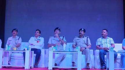 खंडवा नगर: किशोर कुमार भवन में सामुदायिक पुलिसिंग कार्यक्रम का हुआ आयोजन, बच्चों दी गई जानकारी