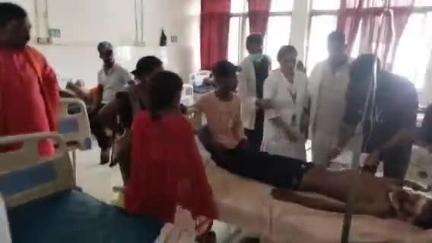 मेदिनीनगर (डालटनगंज): तरहसी सड़क हादसे में घायल बारातियों से एमएमसीएच में मिले पांकी विधायक, अस्पताल की अव्यवस्था पर भड़के