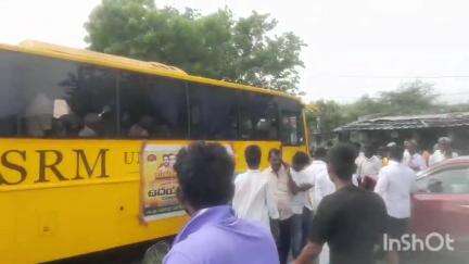ఉదయగిరి: నందవరం కూడలి వద్ద మహానాడుకు వెళ్తున్న బస్సును ఢీకొన్న కారు, నలుగురికి గాయాలు