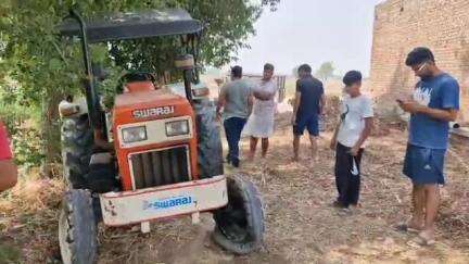 सिरसा: बाजेकां गांव में 11 हजार वोल्टेज तार की चपेट में आने से ट्रैक्टर में लगी आग, बाल-बाल बचा किसान