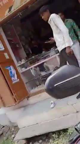आसपुर: रामगढ़ में दिनदहाड़े दुकान में की गई तोड़फोड़, ढाई लाख रुपये की हुई लूट