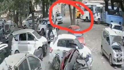 मछली बाजार में एक पेड़ के नीचे बैठे व्यक्ति को कार ने कुचला, हालत गंभीर; सीसीटीवी फुटेज आया सामने