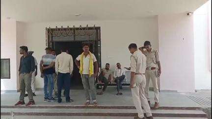 रंका: रंका NH-343 पर बस की टक्कर से बाइक सवार तीन लोग गंभीर रूप से घायल