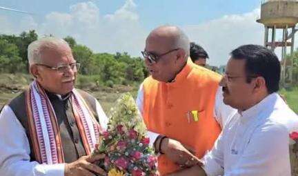 नौगढ़: केंद्रीय ऊर्जा एवं शहरी विकास मंत्री मनोहर लाल खट्टर का सिद्धार्थनगर में हुआ आगमन, सांसद ने किया स्वागत