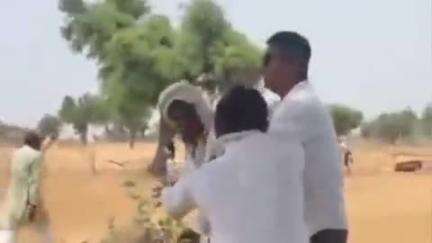 झुंझुनू: बुडाना गांव में रास्ता खुलवाने पहुंचे नायब तहसीलदार के साथ हुई मारपीट, वीडियो वायरल