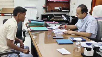 बिहार: जिलाधिकारी ने समाहरणालय में जनता दरबार लगाकर 24 लोगों की सुनीं समस्याएं