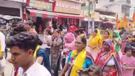 बुलंदशहर: नगर में खुर्जा गेट मामन चौकी परिसर स्थित शिव मंदिर में मां काली की मूर्ति की स्थापना की गई
