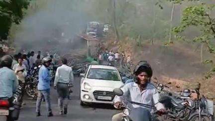 दुधि: रनटोला गांव के समीप एक ट्रेलर के पलटने के बाद इंजन में लगी आग, चालक की जिंदा जलकर हुई मौत