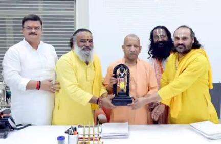 महापौर महंत गिरीशपति त्रिपाठी ने CM योगी आदित्यनाथ से मुलाकात कर अयोध्या के आगामी धार्मिक उत्सवों पर की चर्चा