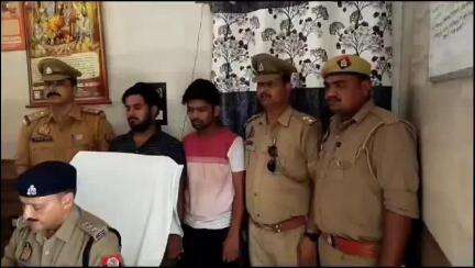 इटावा: सिविल लाइन पुलिस ने दिनदहाड़े अपहरण के आरोप में 2 अभियुक्तों को तमंचा और कारतूस के साथ गिरफ्तार, 3 की तलाश जारी