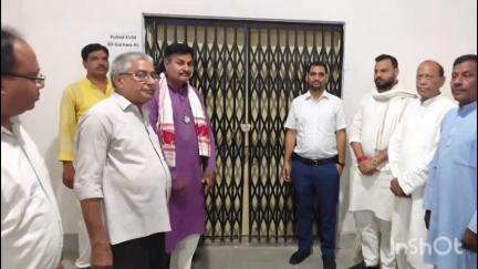 गढ़वा: जिला निर्वाचन पदाधिकारी ने राजनीतिक दलों के प्रतिनिधियों के साथ ईवीएम वेयरहाउस का किया निरीक्षण