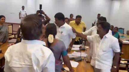 சேலம்: அதிமுக கவுன்சிலரை கன்னத்தில் தாக்கிய திமுக பெண் கவுன்சிலர் - மாநகராட்சி மாமன்ற கூட்டத்தில் நடைபெற்ற பரபரப்பு வாக்குவாதம்