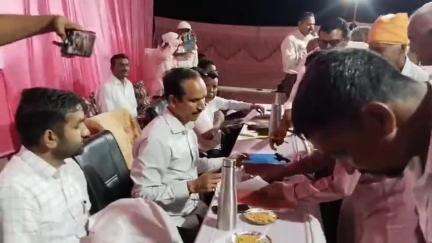 झौथरी: सीईओ हनुमंत सिंह राठौड़ ने भिंडा में बुधवार रात आयोजित रात्रि चौपाल में ग्रामीणों की सुनी परिवेदनाएं