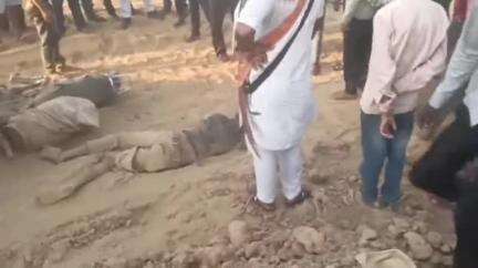 शाहजहांपुर: मिट्टी के भरे डंपर की टक्कर से मुड़िया मोड़ के पास बाइक सवार छात्र की मौत, साथी घायल