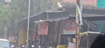 अक्राणी: अवकाळी पावसामुळे धडगाव शहरात सातपुड्यातील गावरान आंब्याचे दर उतरले शेतकरी नाराज #Jansamasya