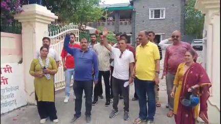 पिथौरागढ़: पुनेडी़ में निर्माण कार्य से हो रही समस्या के समाधान को लेकर क्षेत्र लोगोंने कलेक्ट्रेट में किया प्रदर्शन #Jansamasy