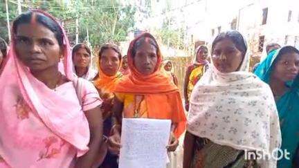 लातेहार: जुरुहार की महिला कार्डधारियों ने समाहरणालय पहुंचकर उपायुक्त को आवेदन दिया, समस्या समाधान की मांग की