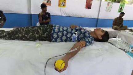 ইংরেজবাজার: রক্ত সংকট মোকাবিলায় মালদা কলেজে অনুষ্ঠিত হল এক স্বেচ্ছায় রক্তদান শিবির