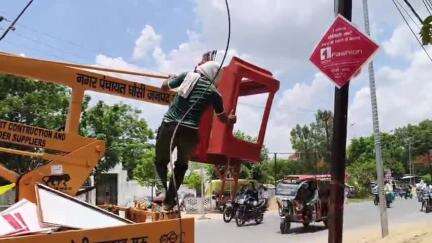 घोसी: अवैध होर्डिंग्स के खिलाफ घोसी में नगर पंचायत प्रशासन ने चलाया अभियान, हटवाए गए होर्डिंग्स