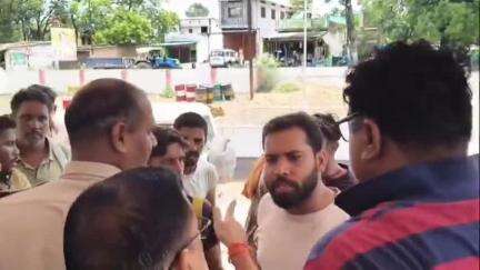बलौदा: बिरगहनी-कटरा गांव में ड्राइवर की संदिग्ध हालत में मिली लाश, मामले की जांच की मांग को लेकर अन्य ड्राइवर बलौदा थाना पहुंचे